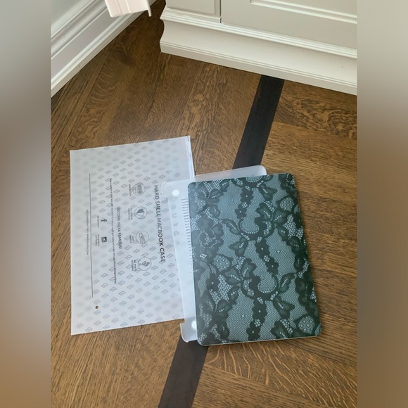 BURGA Magnetic Hardshell MacBook Case Black Lace Design MacBook Air 13 NEW - Picture 6 of 9